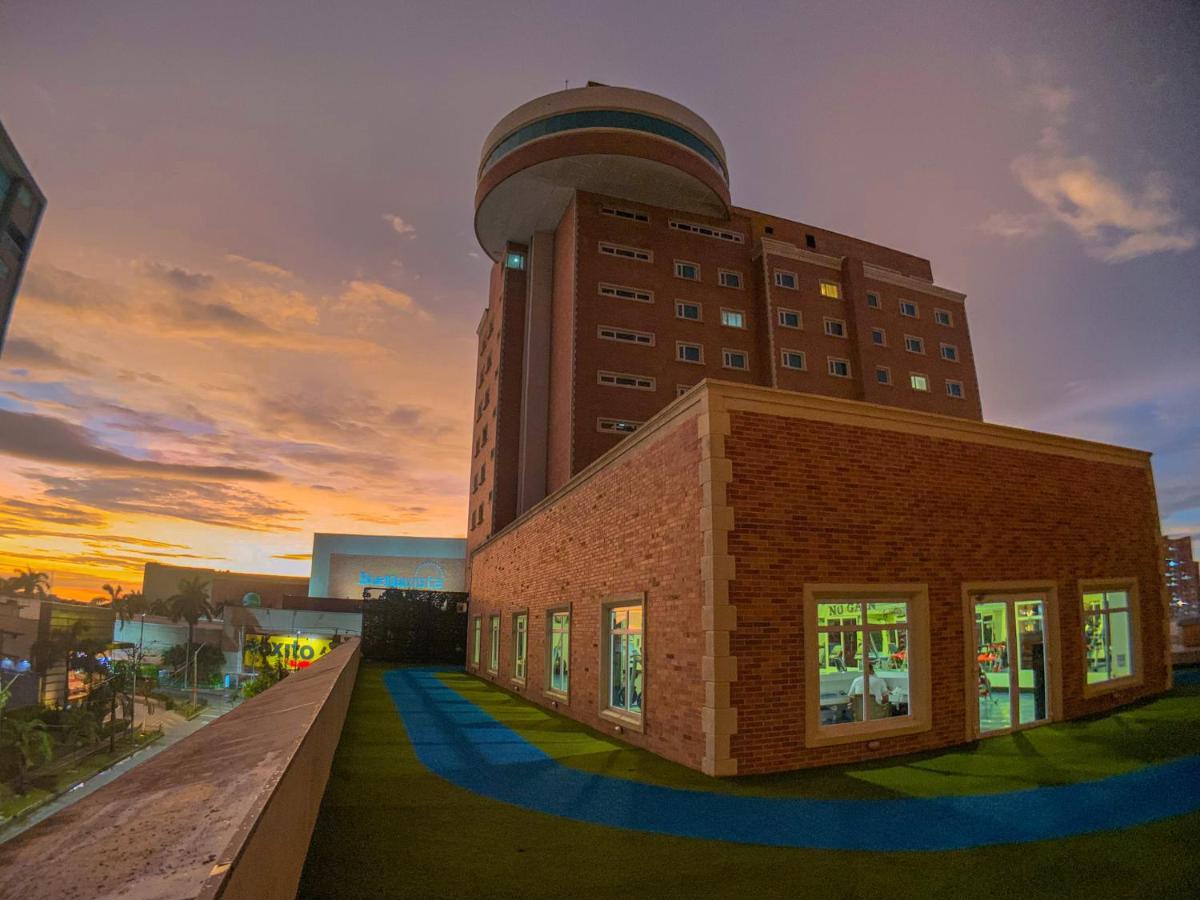 Hotel Dann Carlton Barranquilla Y Centro De Convenciones Dış mekan fotoğraf The hospital at sunset